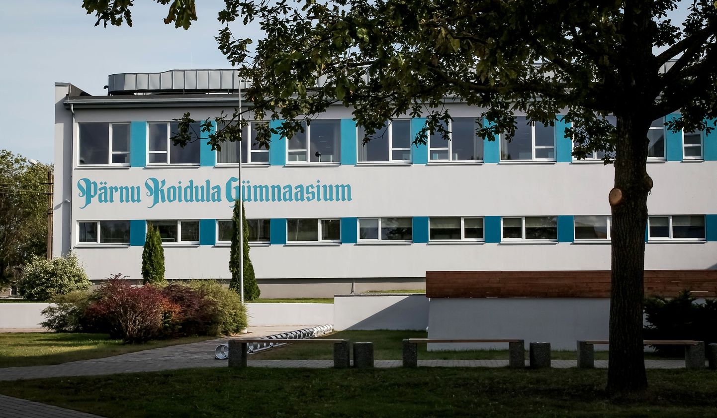Pärnu Koidula gümnaasiumi hoone 6,5 miljonit eurot maksma läinud rekonstrueerimistööd on lõppenud ja täna toimus uuenenud koolimaja avamine.