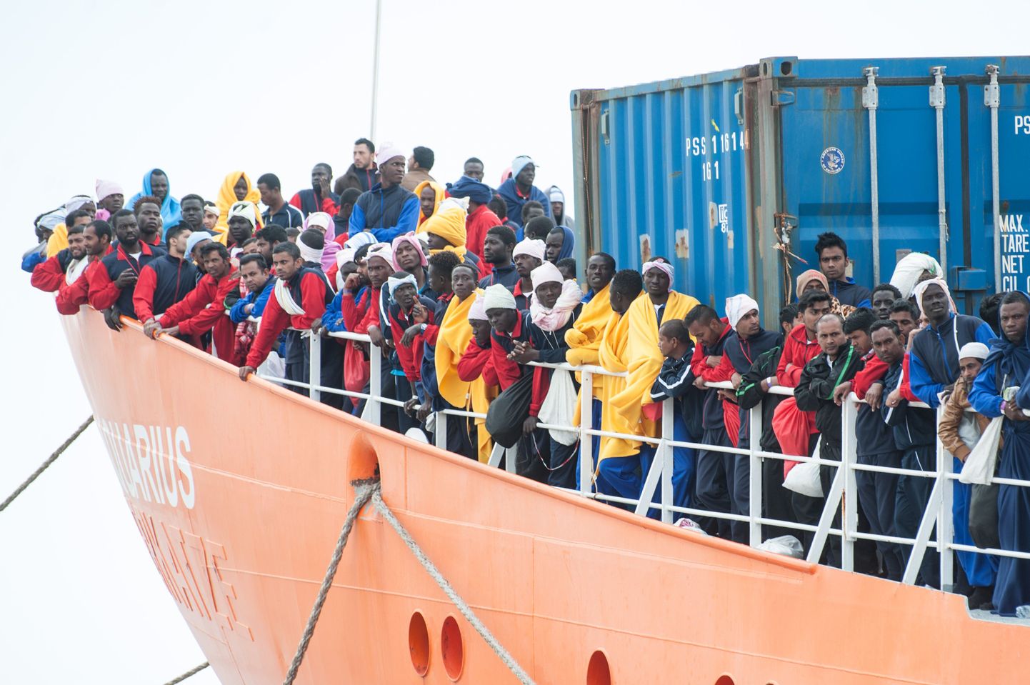 Vahemerd ületades Sitsiilia väinast üles korjatud Aafrikast saabunud migrandid.