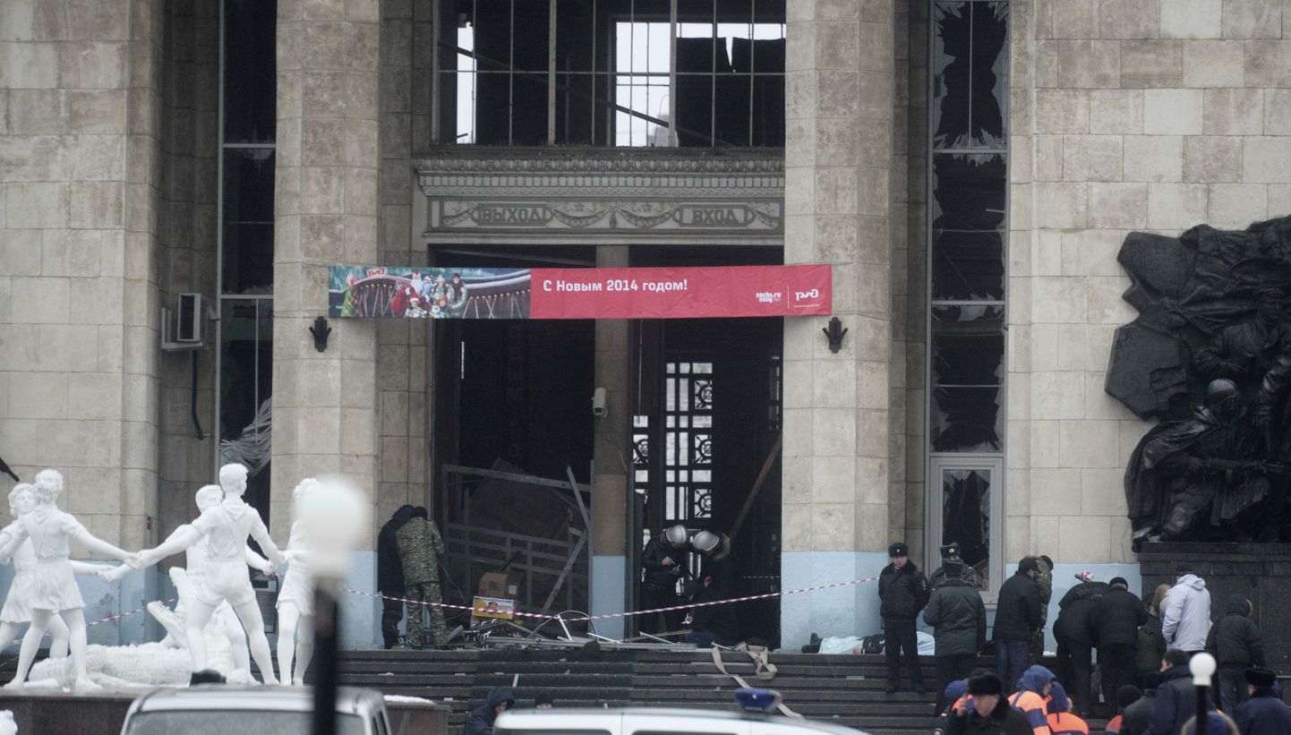 Власти Волгограда в понедельник начинают выплату компенсаций семьям погибших в - теракте, совершенном накануне днем на центральном вокзале.