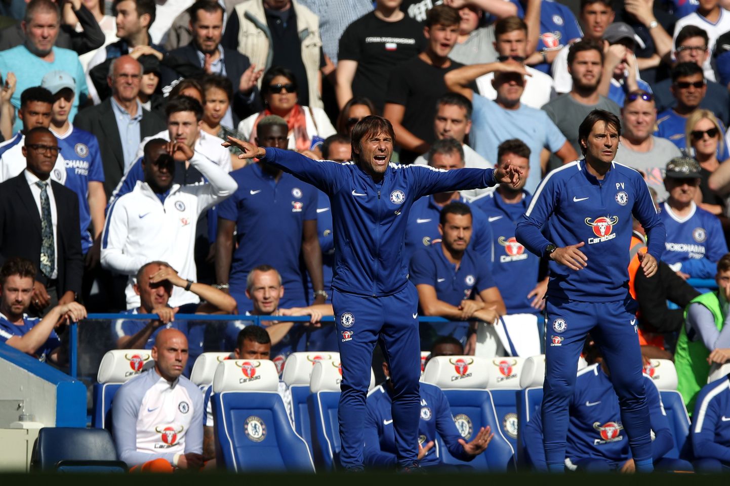 Londoni Chelsea peatreener Antonio Conte (esiplaanil)