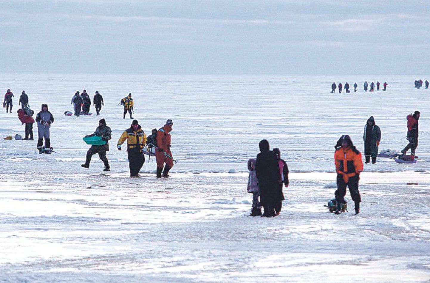 Рыбаки на льду Пярнуского залива.