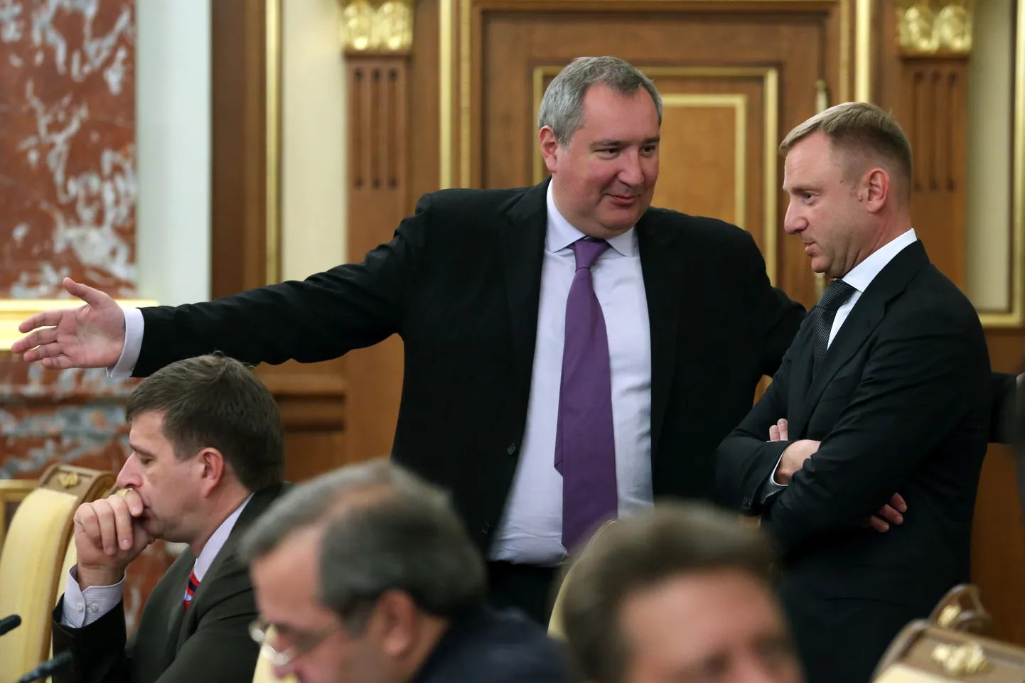 Vene asepeaminister Dmitri Rogozin (vasakul) vestlemas haridus- ning teadusministri Dmitri Livanoviga.