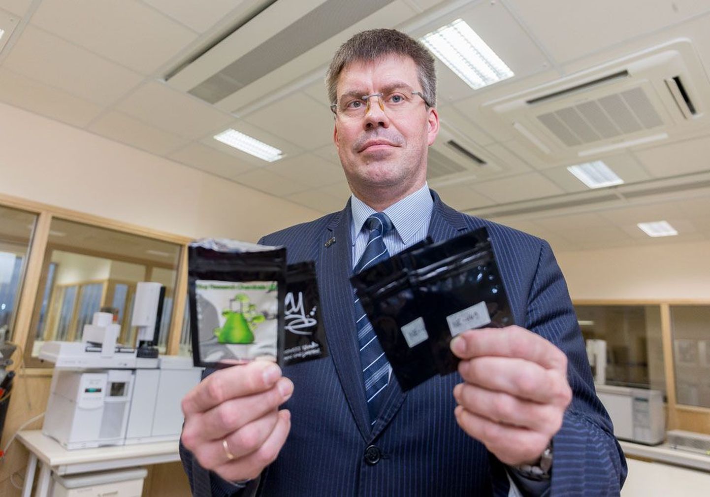 Директор Эстонского института судебной экспертизы Юллар Ланно демонстрирует упаковки, содержащие различные синтетические вещества, весьма опасные для человека.