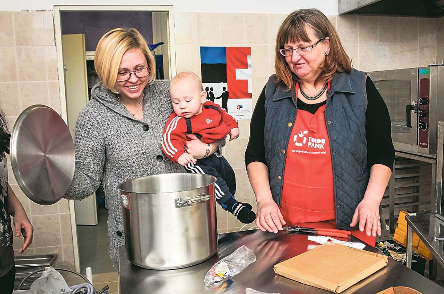 MTÜ Pärnu Diakooniakeskuse tegevjuht Erika Kukk (paremal) ja projekti „Sotsiaalkohvik” assistent Nele Kaas peagi valmivas köögis uudistamas.