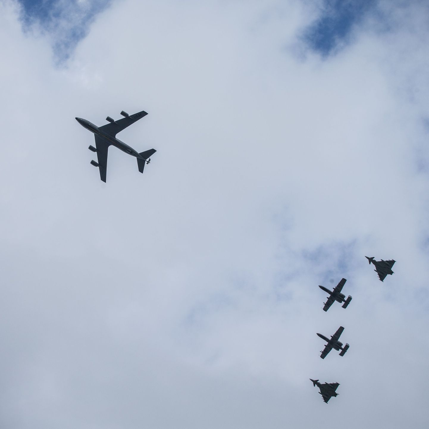 Foto on illustreeriv. Pildil USA ründelennukid A-10, kaks hävitajat (keskmised) Eurofighter Typhoon ja tankurlennuk KC-135.