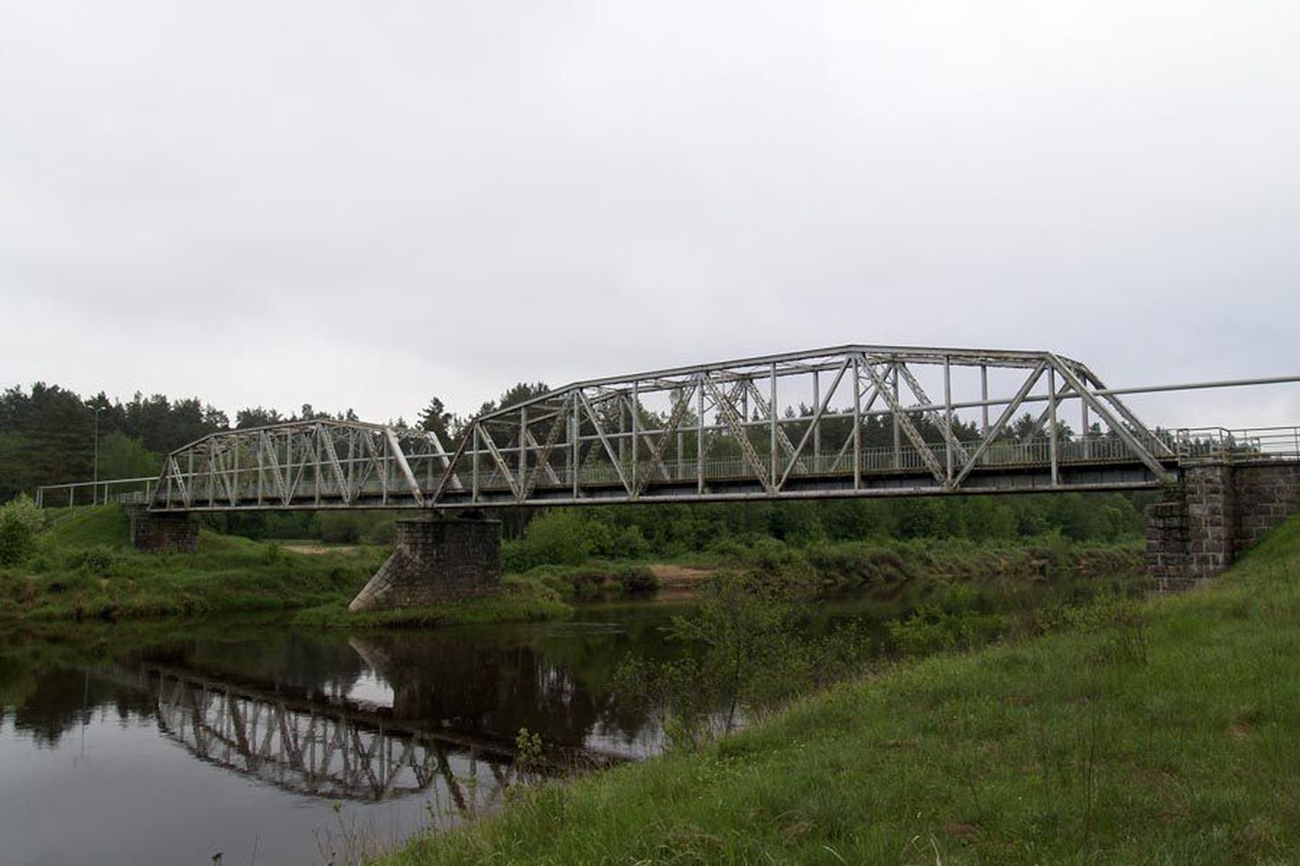See sild oli kunagi osa Ainaži–Valmiera–Smiltene kitsarööpmelisest raudteest. Rööbastee ise kadus seitsmekümnendatel aastatel ja tänapäeval on sild koos raudteetammiga tervisesportlaste käsutuses.