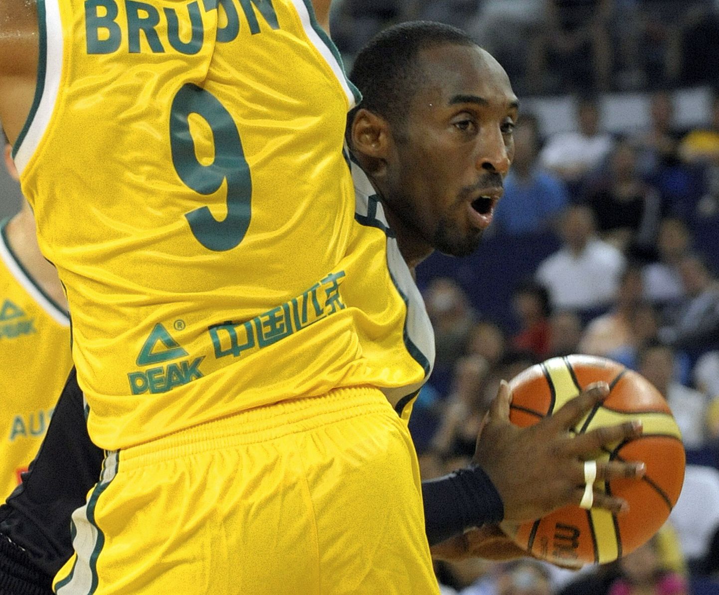 Kobe Bryant üritab mööda mängida C. J. Brutonist