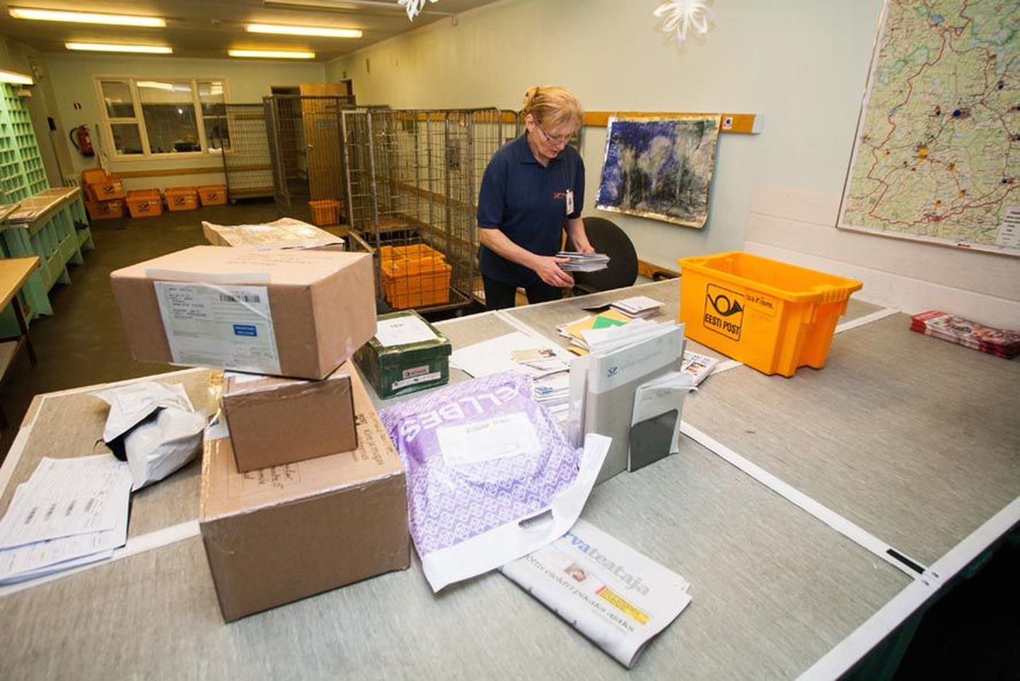 Käes on aasta kiireim aeg postiettevõtete ja ka nende töötajate jaoks. Kirju ja pakke sorteerimas on AS Eesti Posti Paide postkontori postitöötleja Maia Kuusk.