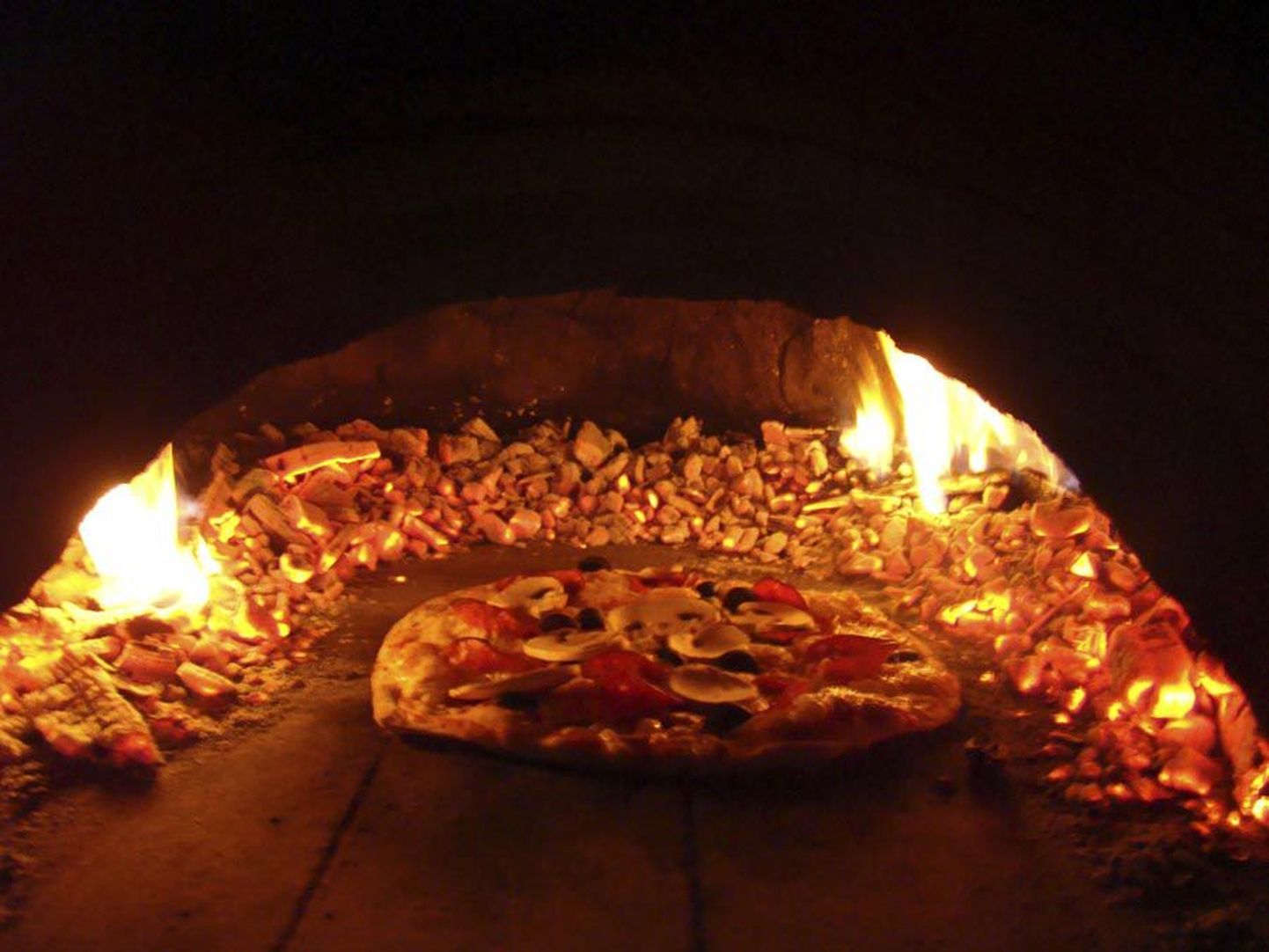 Pitsafestivalil räägitakse lähemalt maailma pitsakultuurist ja saab maitsta pitsat, mis on küpsenud hiljuti Kõppu ehitatud saviahjudes.