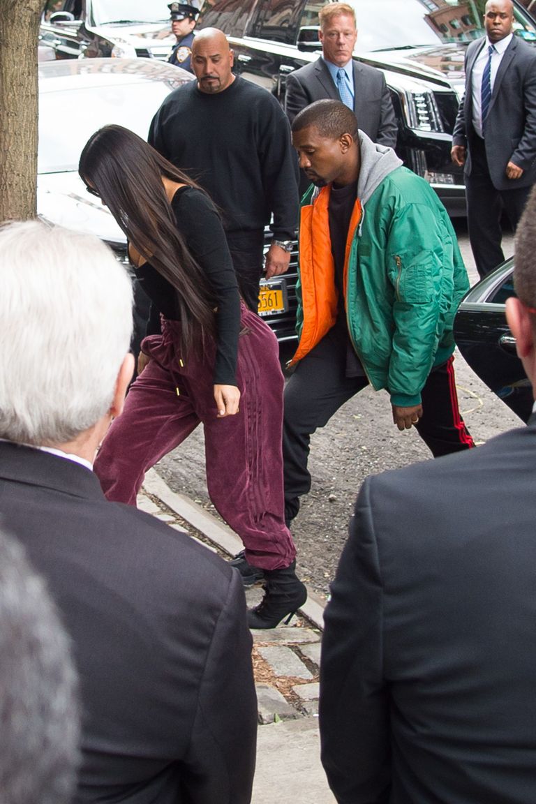 Kim Kardashian saabus esmaspäeval autokolonni saatel oma New Yorgi korterisse