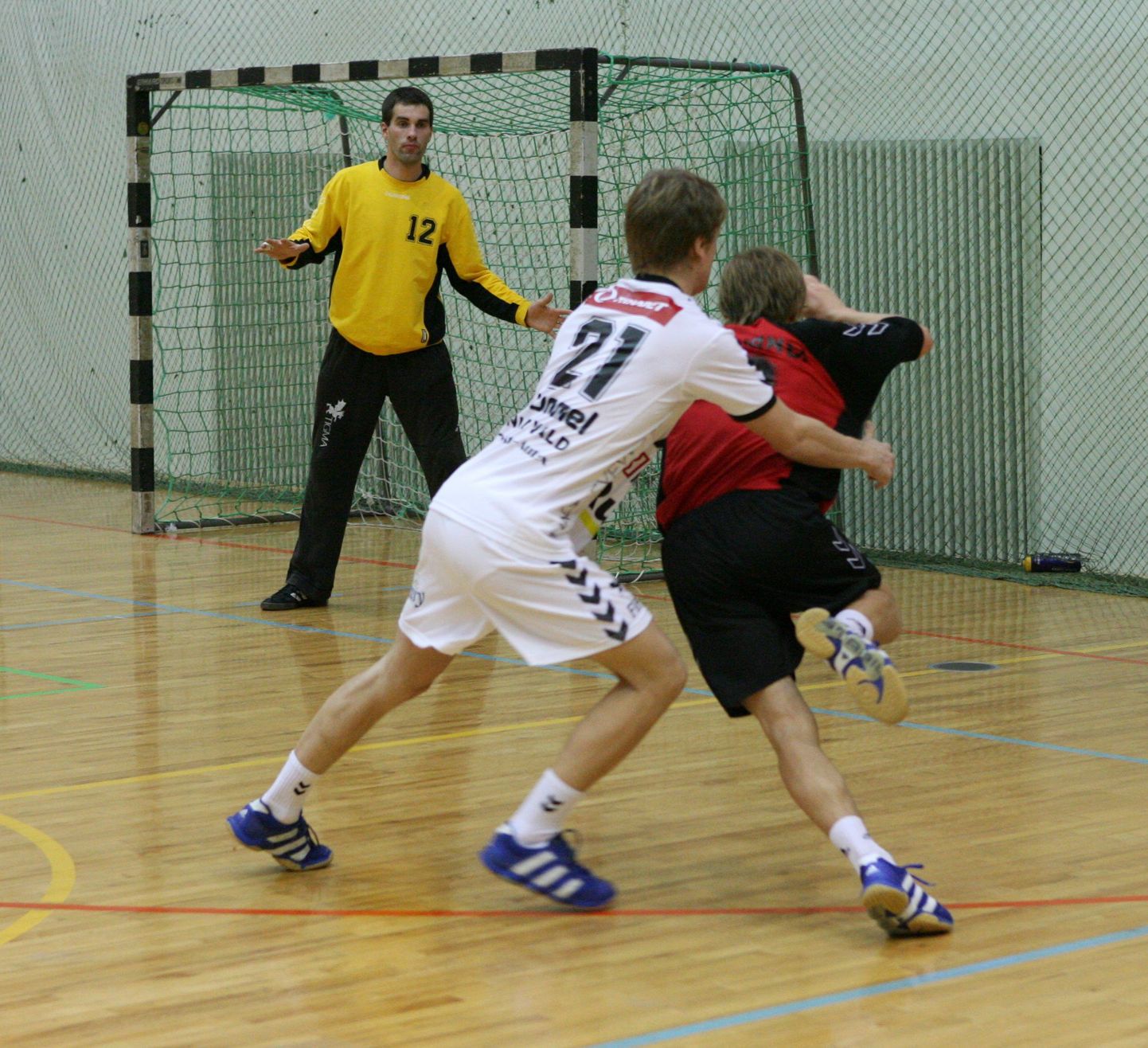 HC Kehra väravavaht Marius Aleksejev(kollases)