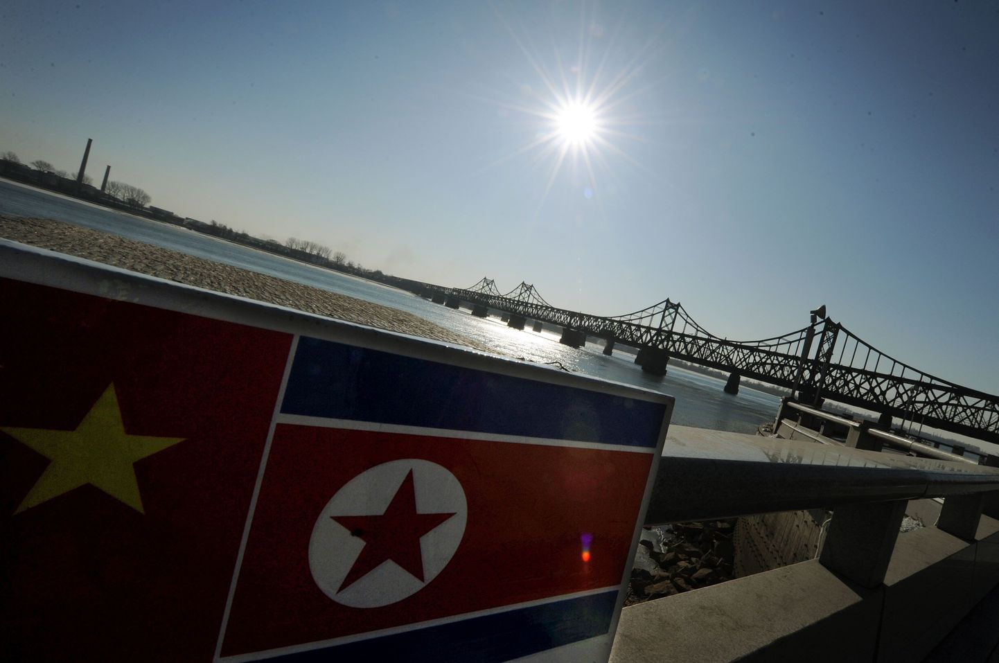 Põhja-Korea ja Hiina lipud Yalu jõe ääres kahe riigi piiril.