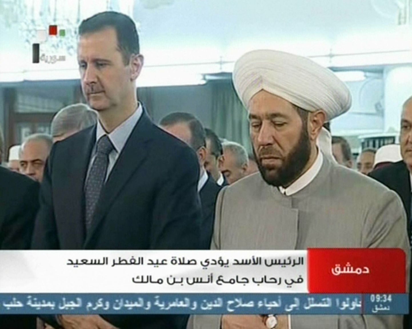 Süüria riigitelevisioon näitas täna kaadreid sellest, kuidas president Bashar al-Assad (vasakul) hommikusel palvusel osales.