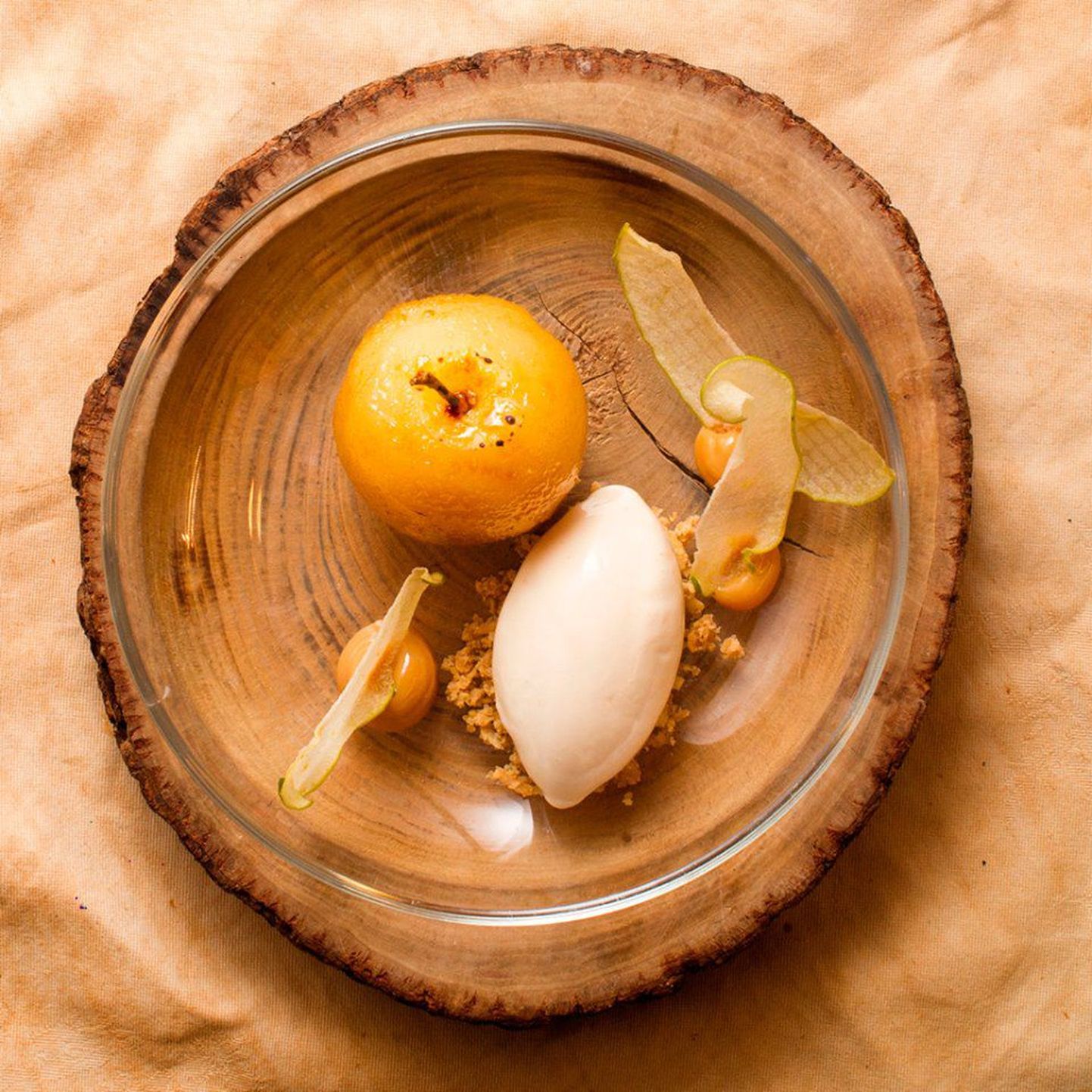 Restorani Neh menüüst: glasuuritud õun
karamelli ja  Alvados´e jäätisega.