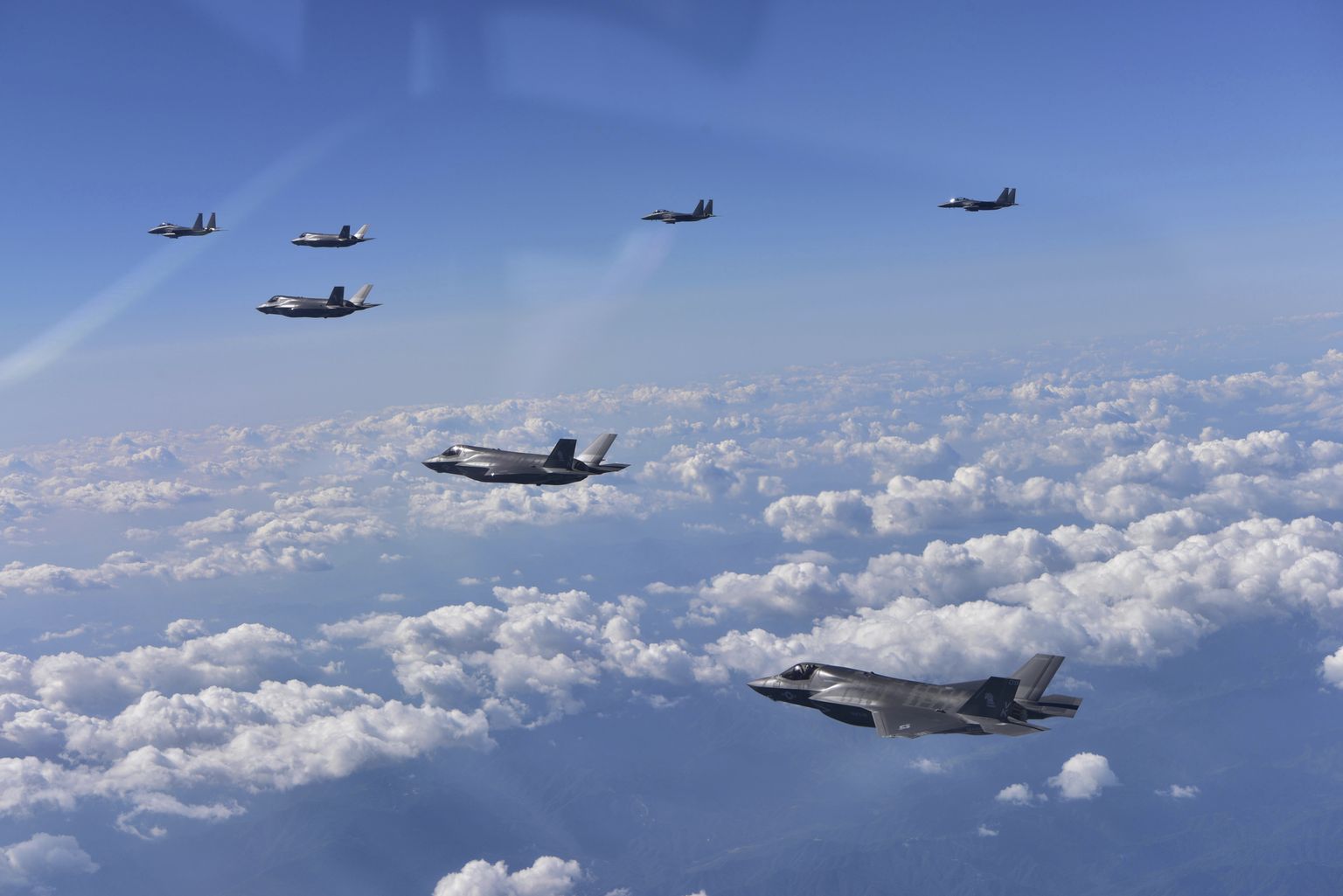 Arvestades Venemaa laia raadiusega õhutõrjesüsteeme on F-35 hävitajatel kulla hind, praeguseks on neid NATO õhuväelaste käsutusse jõudnud aga veel suhteliselt vähe.
