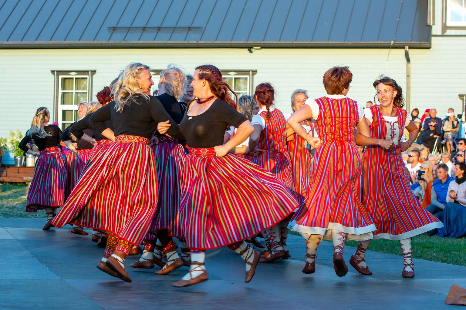 Rahvatantsurühmade folkpunklavastus.