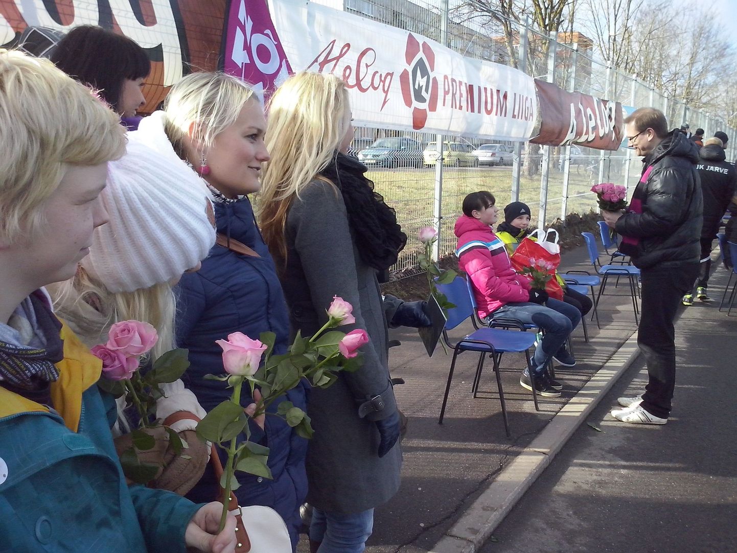 Nõmme Kalju fännid kinkisid Jõhvi Lokomotivi õrnemast soost poolehoidjatele naistepäeva puhul lilli