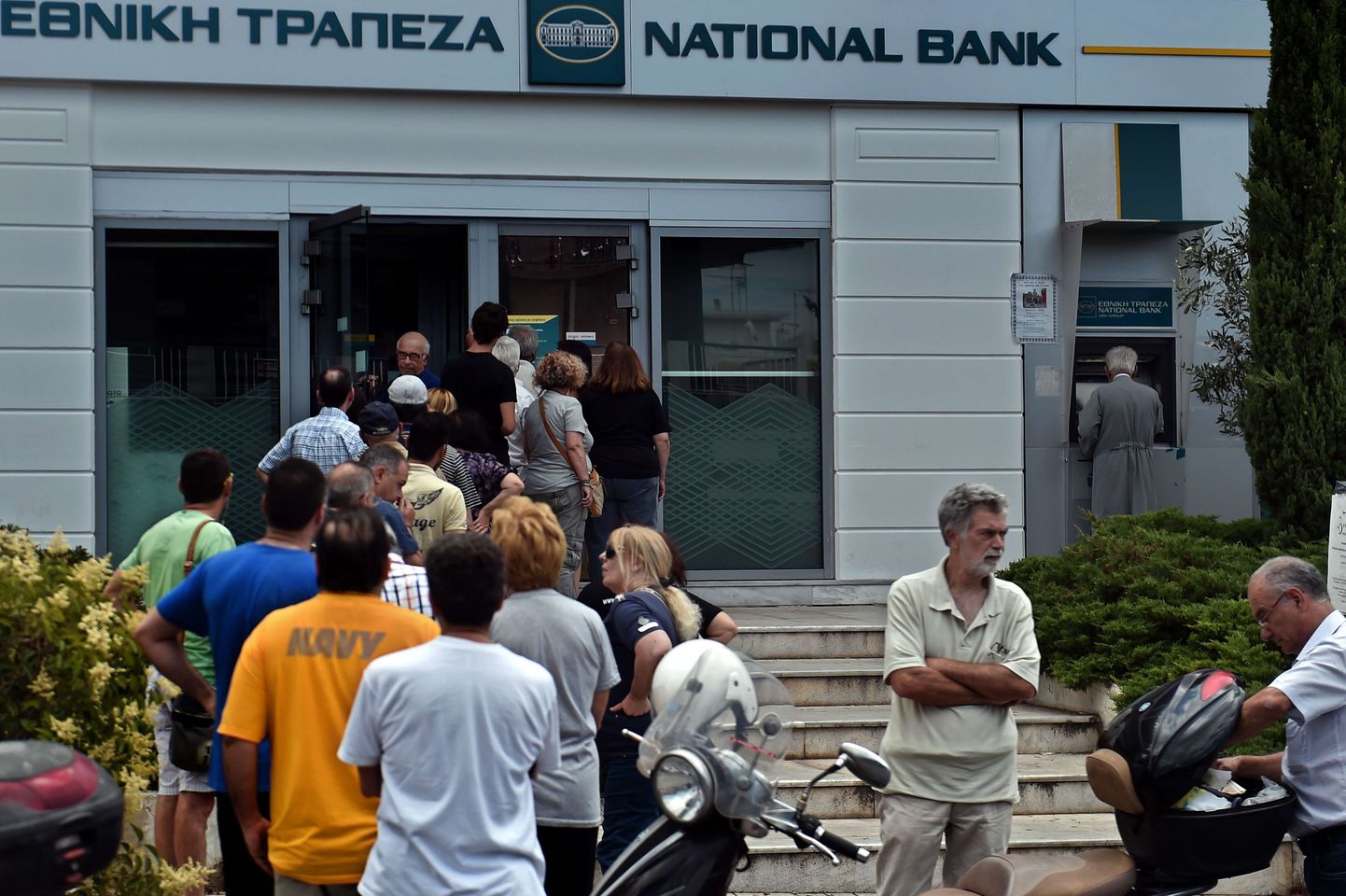 В Греции у банкоматов выстроились очереди.