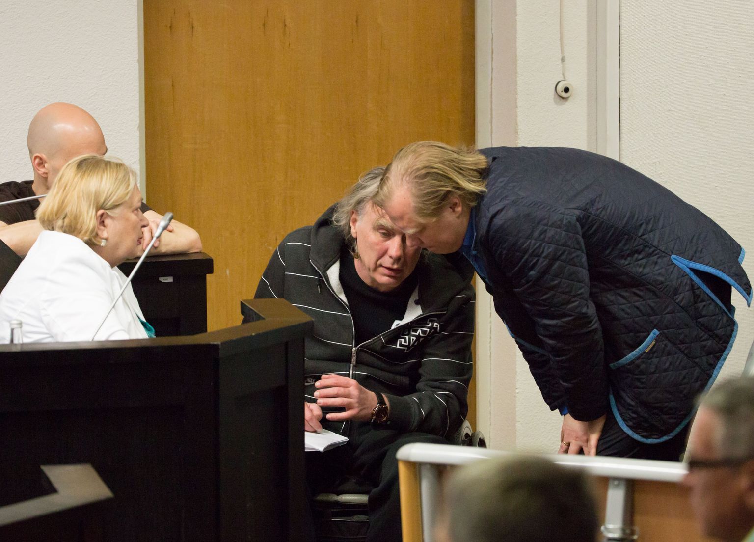 Andres Vaik oma kaitsja Sven Sillariga. Vasakul asenduskaitsja Sirje Must.