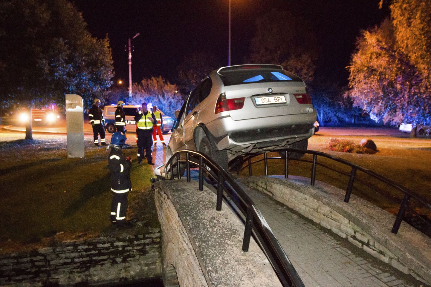 BMW ohtlik sõit lõppes Rakvere Kirikupargi jalakäijate sillal.
