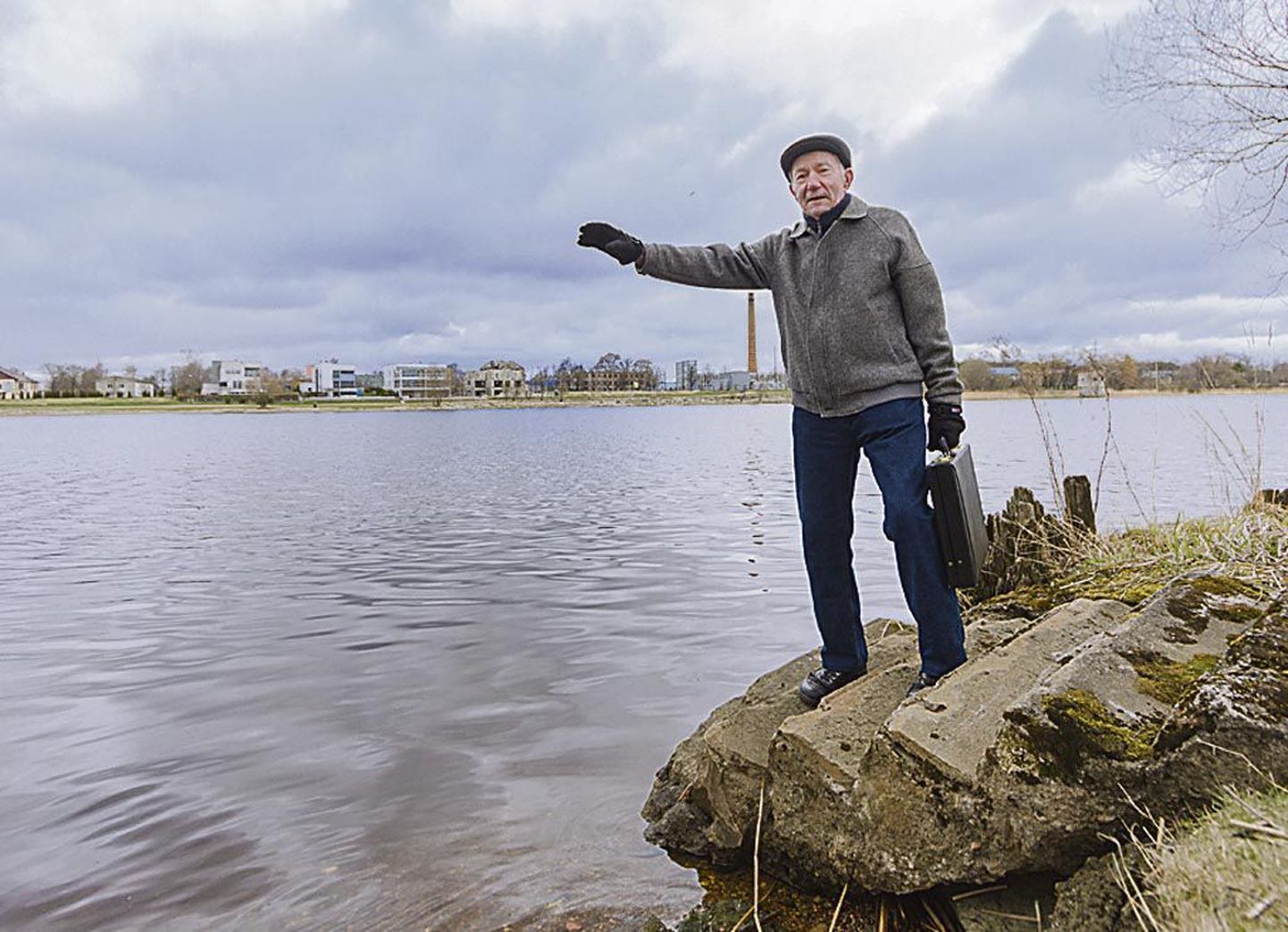 Olev Udrasel on teooria, et Pärnu jõe vool lõhub kaldaid, Kesklinna silda ja kaid, sest jõe vasakkaldal asunud REVi territooriumi laiendades uputati 1960.–1970. aastatel ehitusprahti jõkke ja sellega mõjutati jõevoolu tugevust.