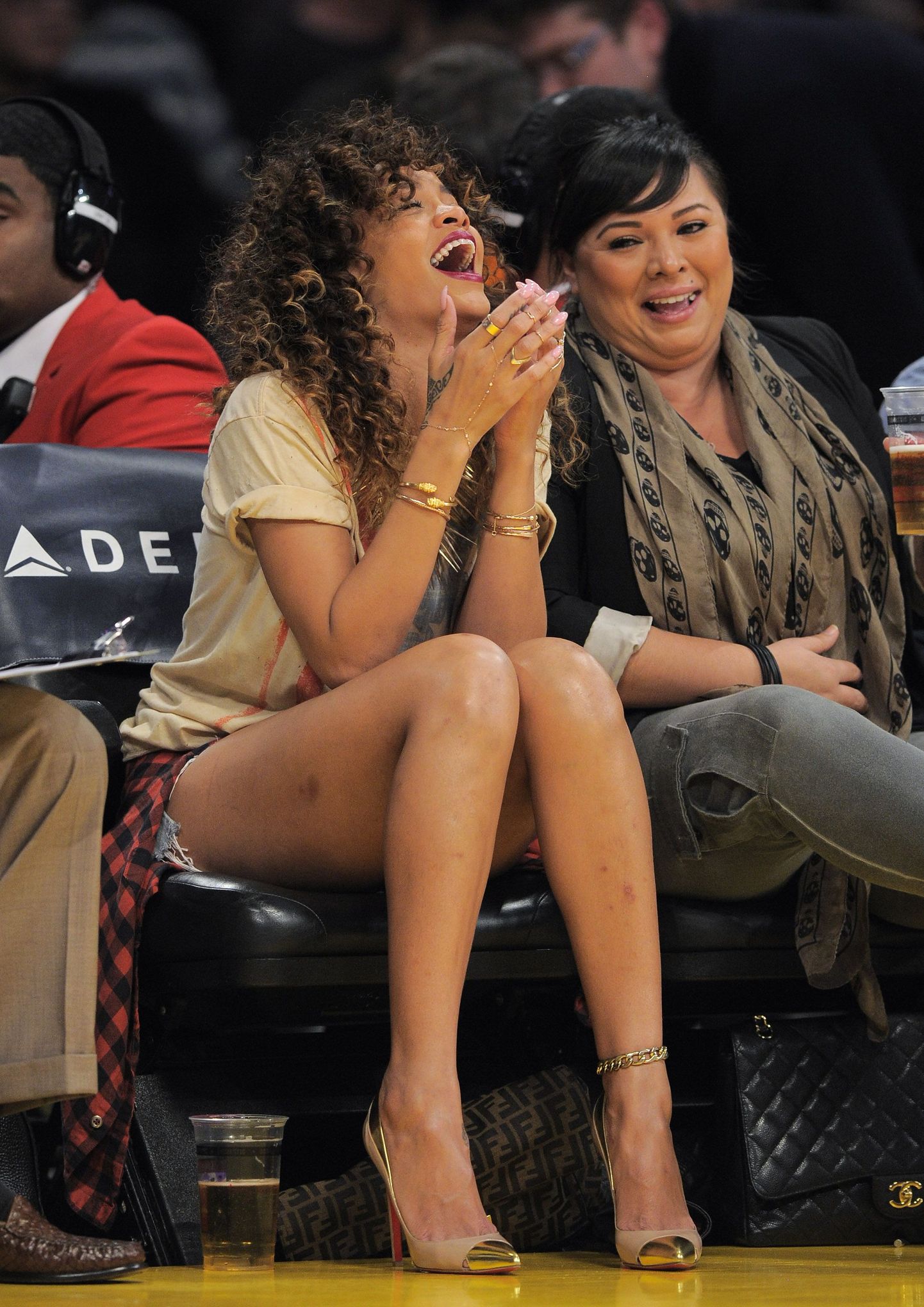 Rihanna koos sõbrannaga Los Angeles Lakersi kodumängul.