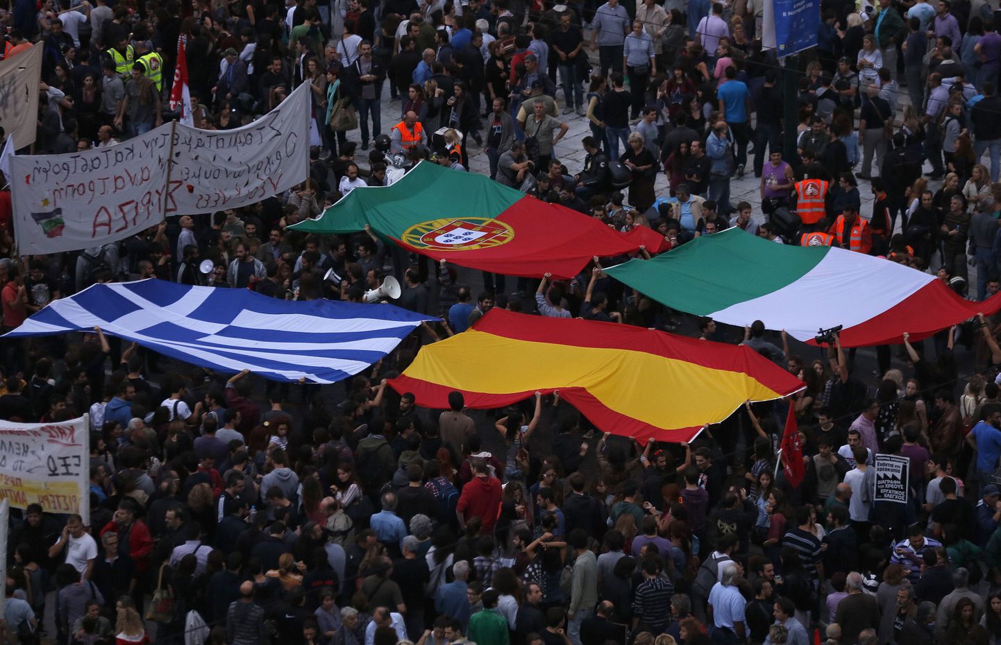 Флаги проблемных членов ЕС на демонстрации в Афинах в ноябре 2012 года.
