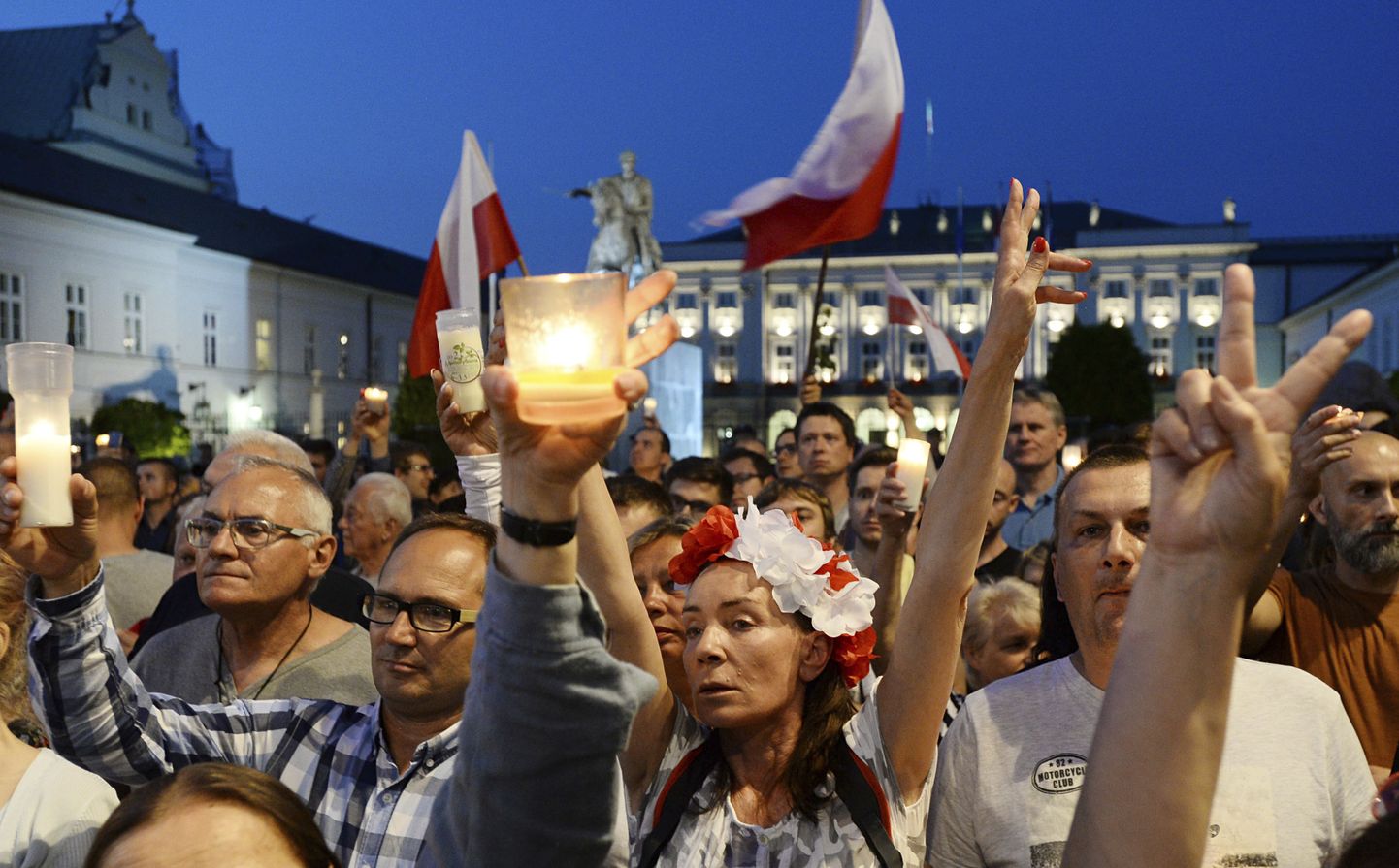 Kohtureformi vastased möödunud nädalal Varssavis presidendipalee ees.