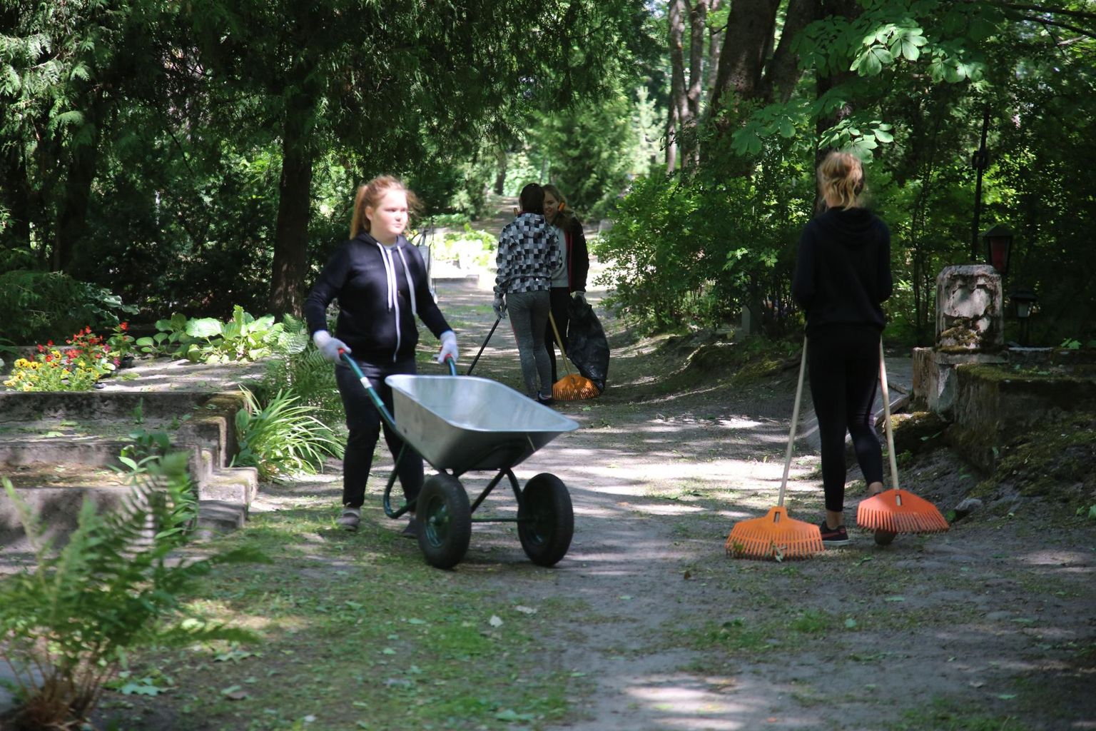 Pärnu õpilasmalevlasi ootavad ees enamasti tuttavad heakorratööd kalmistutel. Arhiivifoto.
