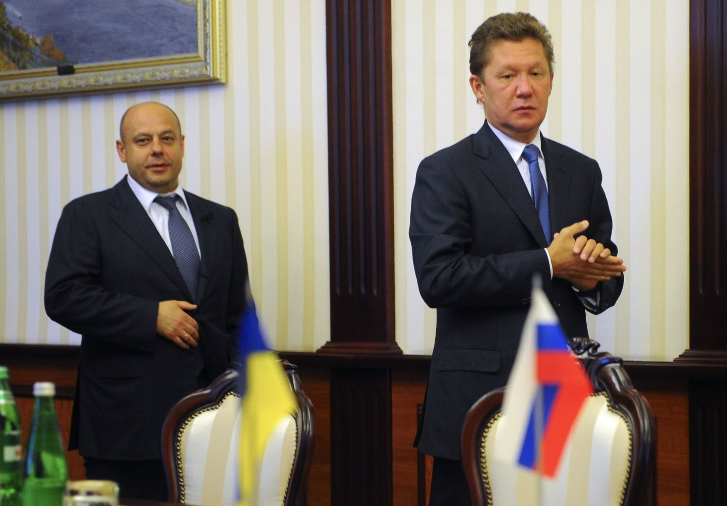 Глава "Газпрома" Алексей Миллер (справа) и министр энергетики Украины Юрий Продан во время воскресных переговоров в Киеве (15.06).