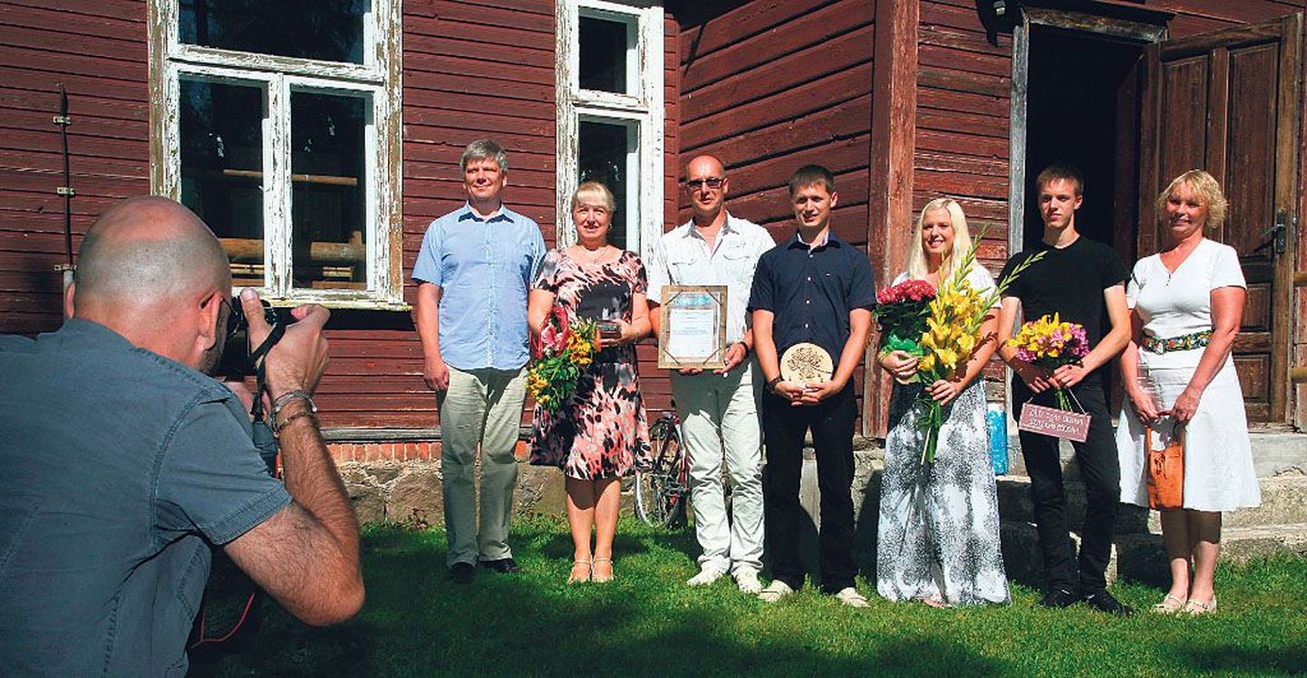Paadrema külamaja õues rivistusid ühispildile Margit ja Anti Merila lastega, minister Siim Valmar Kiisler ja Kodukandi tegevjuht Kaie Toobal (paremal).