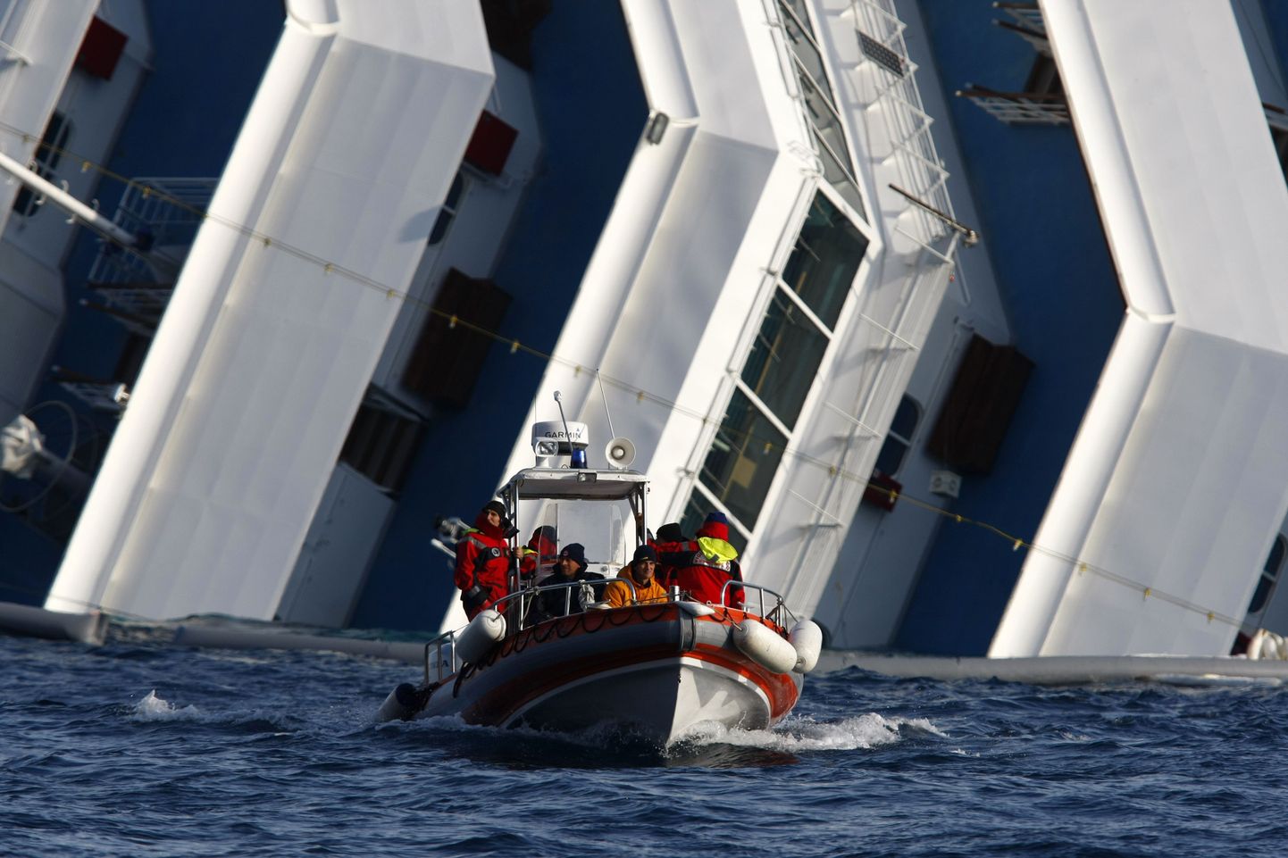 Itaalia päästjad täna Costa Concordia vraki lähedal Giglio saare juures.
