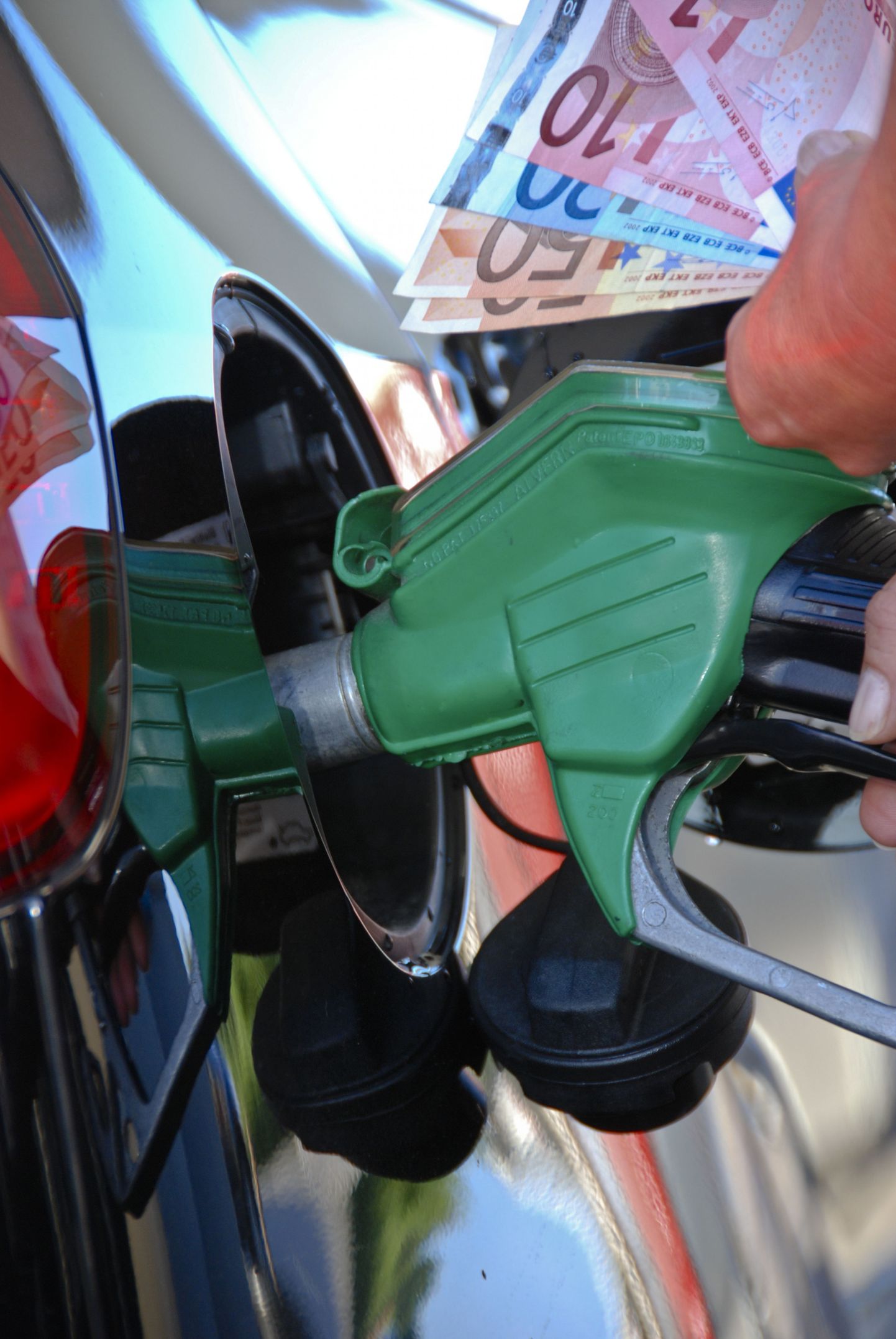 Kütuste hinnad on viimasel aastal kogu Euroopas püsinud tõusukursil, odavamalt saab tankida vaid Rootsis.