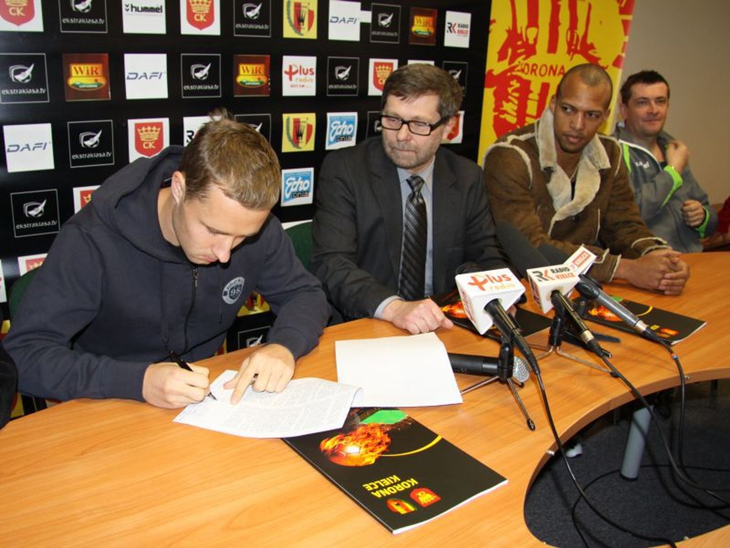Sander Puri lepingut allkirjastamas.