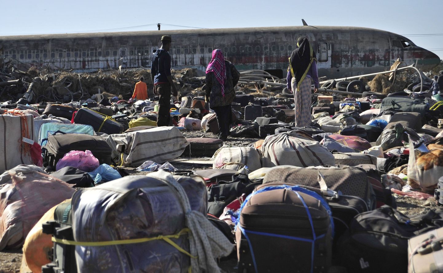 Saudi Araabiast kodumaale naasnud etiooplastest võõrtöölised otsivad Addis Abeba Bole rahvusvahelisel lennuväljal oma pagasit.