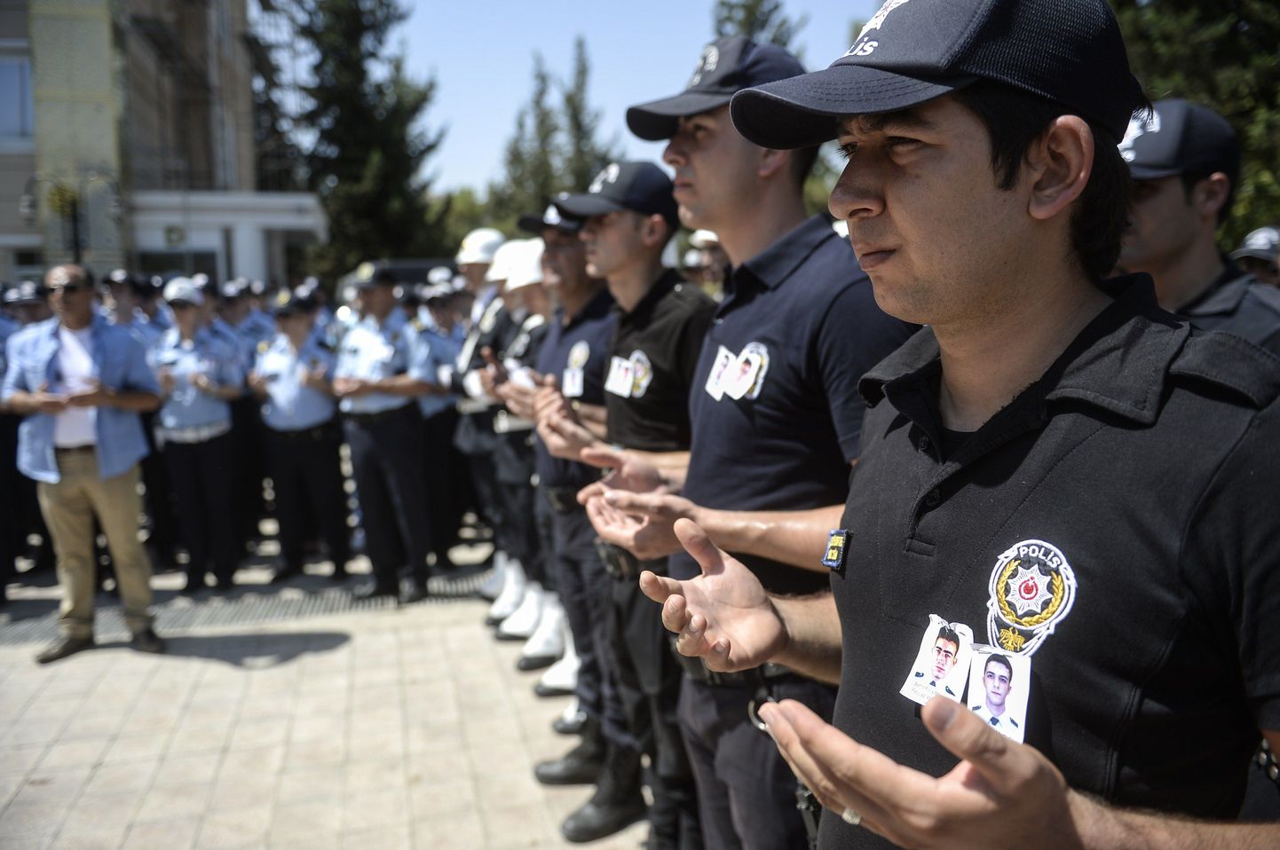 Türgi politseinikud tapetud ametivendi mälestamas.