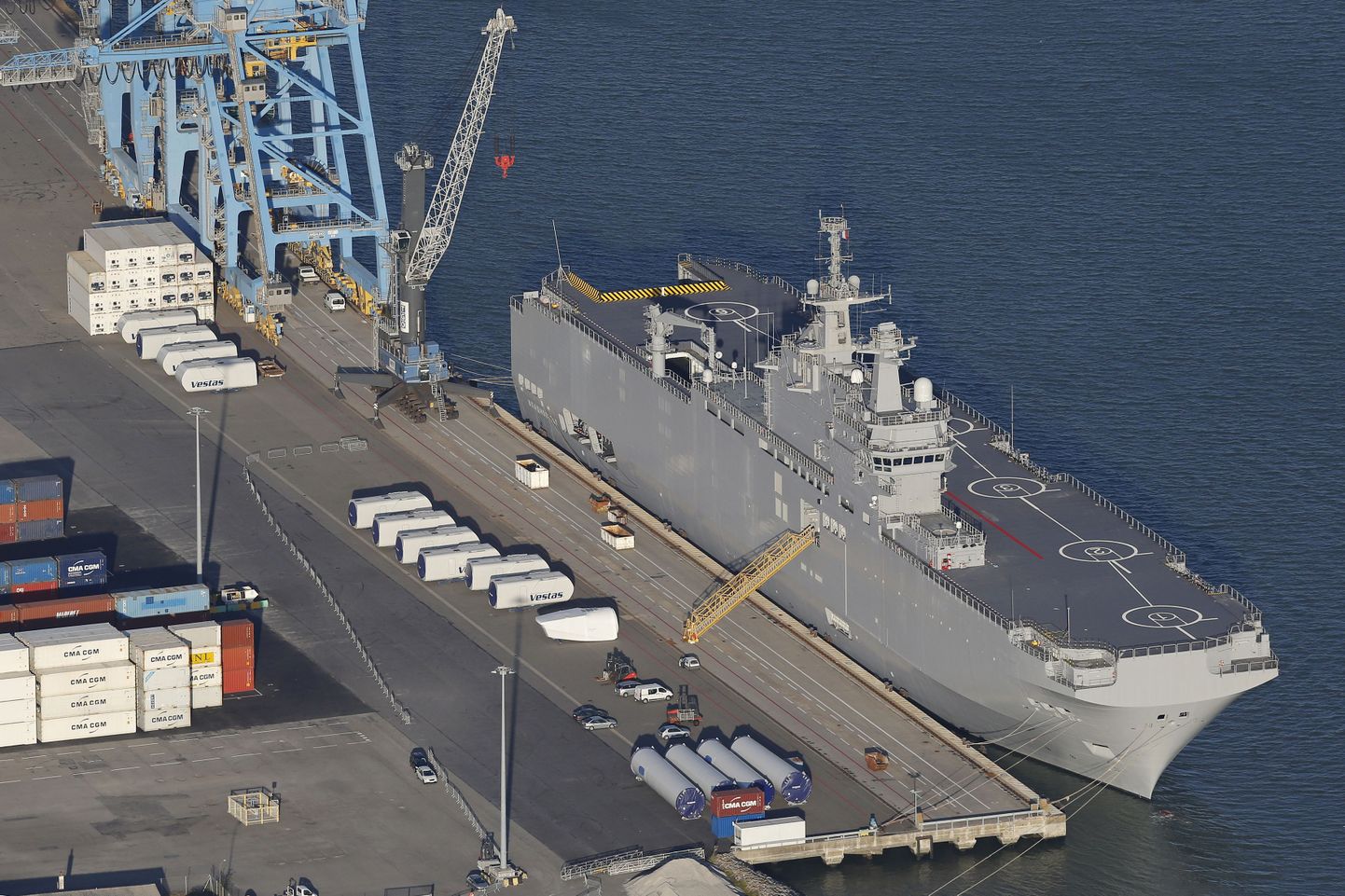 Mistral-tüüpi Vladivostok Prantsusmaal laevatehase STX Les Chantiers de l'Atlantique'i kai ääres.