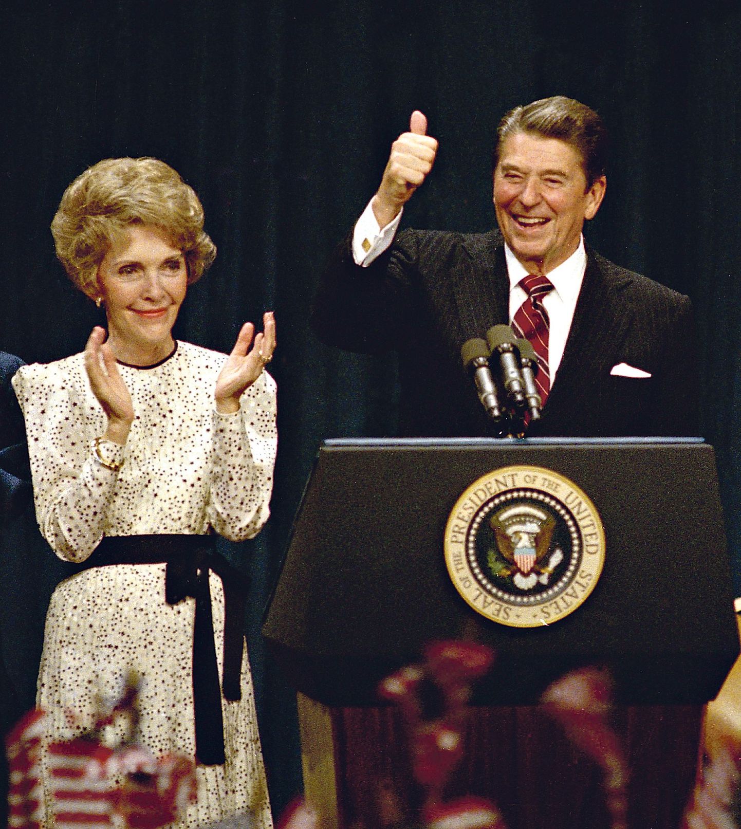 Nancy ja Ronald Reagan tähistamas 1984. aasta 9. novembril Valgesse Majja tagasi valitud saamist.