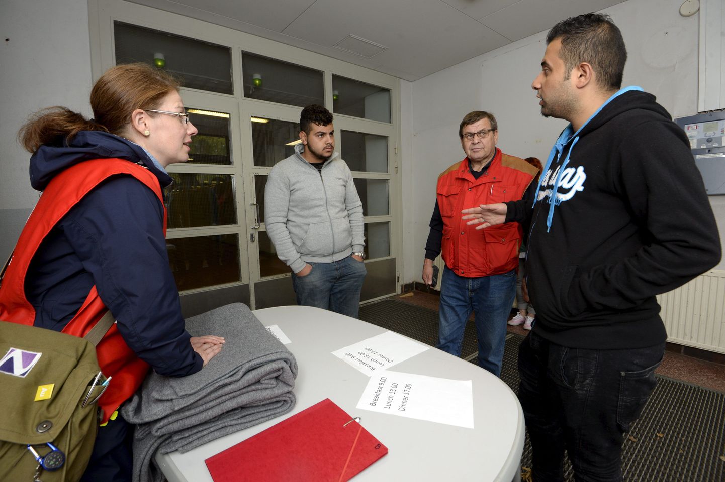 Soome Punase Risti töötajad vestlemas sisserändajatega