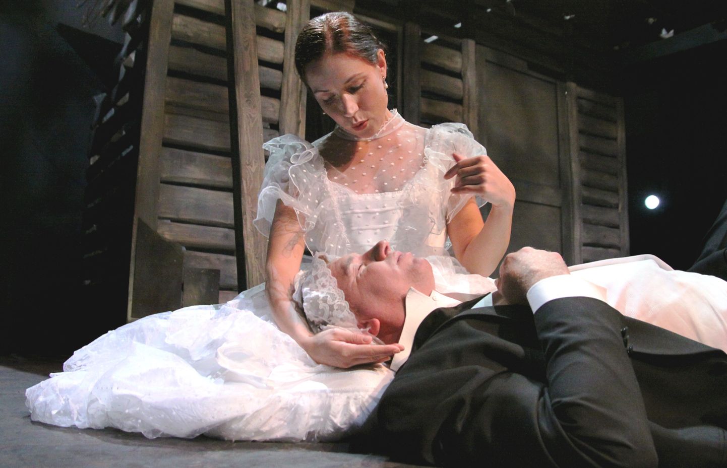 Stseen Endla teatri lavastusest "Esimesed suudlused".