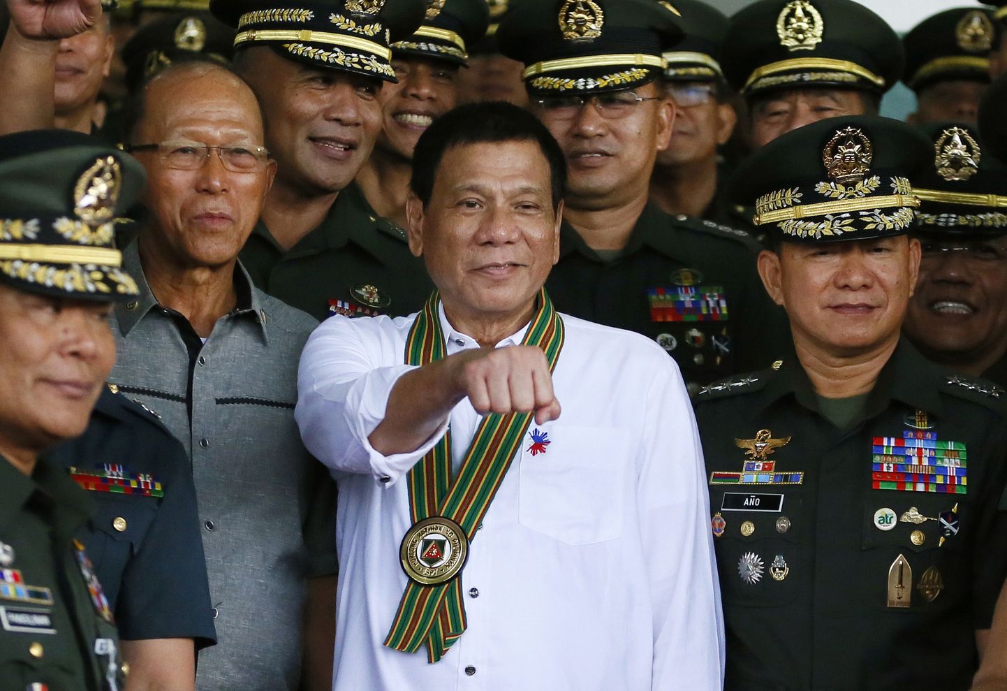 Filipiinide presient Rodrigo Duterte (keskel valges).