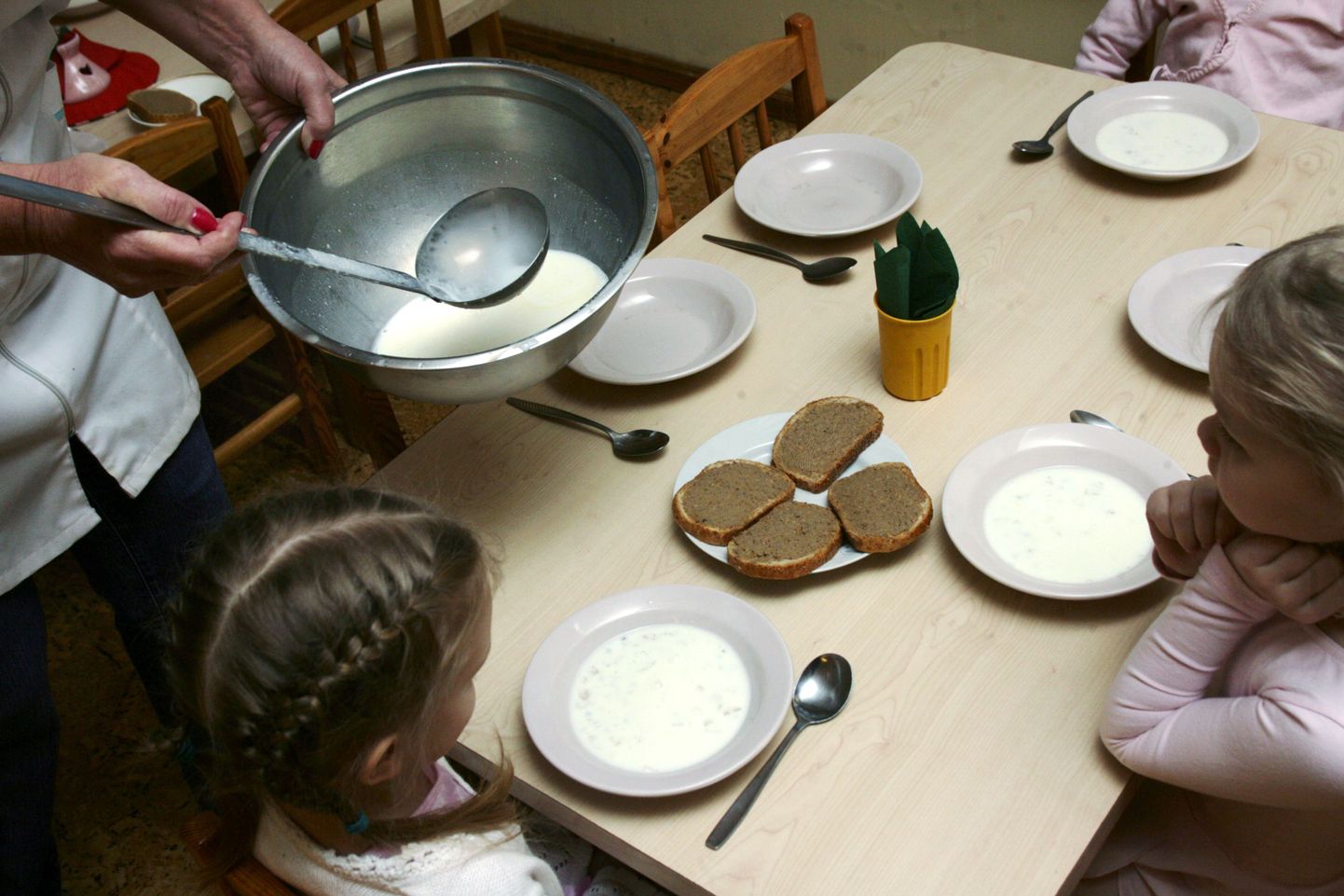 Poska lasteaias on üks odavamatest toidupäeva tasudest.