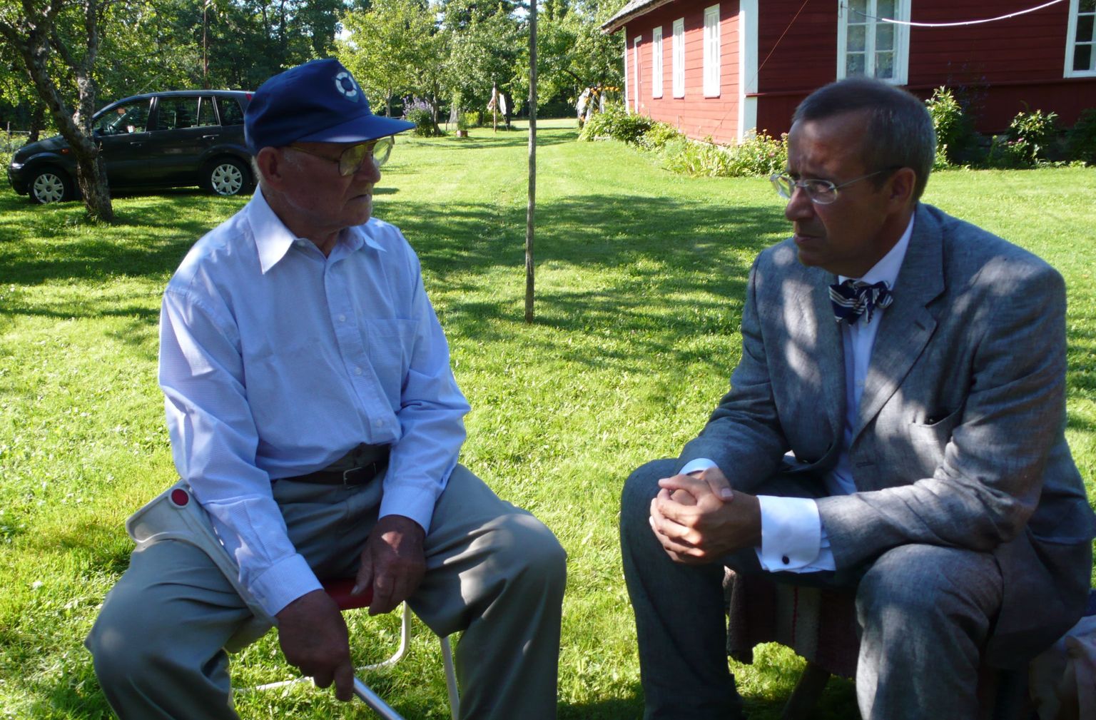 Fotol president Toomas Hendrik Ilves ja rannarootslane Oskar Friberg.