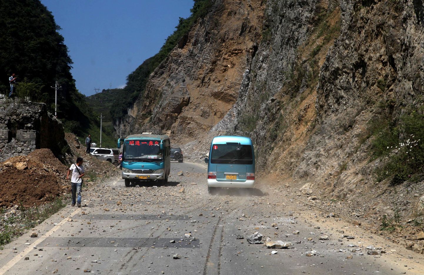 Hiina edelaosa raputanud maavärina tõttu kukkus tänavatele ja teedele alla kive.