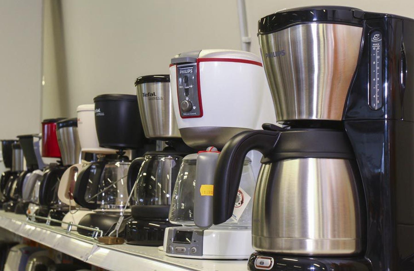Kodutarvete poes leidub kümneid erisuguseid kohvimasinaid.  Poodides kohvivee temperatuuri mõõtnud pensionäri Reet Vare väitel ei kuumuta paljud neist vett 90 kraadini.