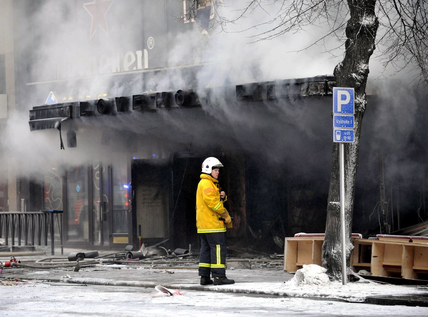 Tuletõrjuja Tampere põlengu paigas.