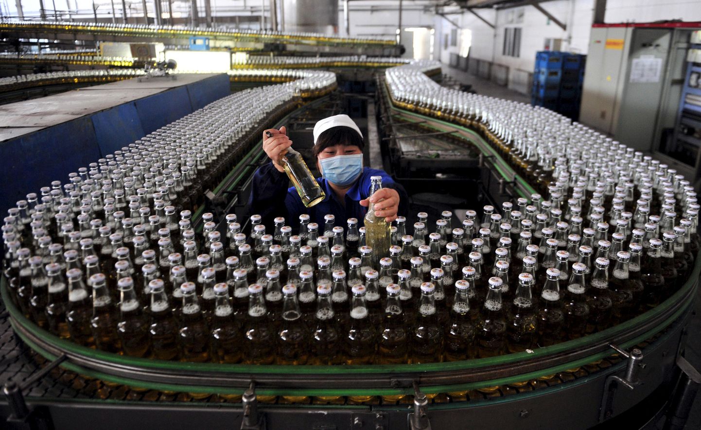 Et kahe maailma suurima õlletootja ühinemine sujuks, peab SABMiller ilmselt maha müüma oma osaluse edukas Hiina ühisettevõttes CR Snow. Pildil CR Snow tootmisliin Shenyangi tehases.