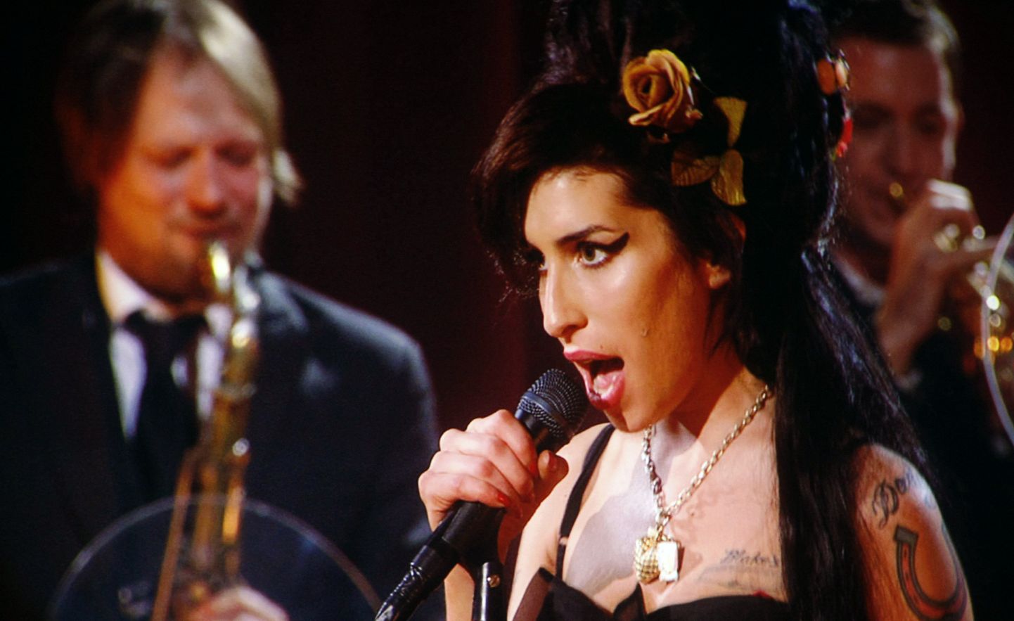 Amy Winehouse esineb satelliidipildi vahendusel