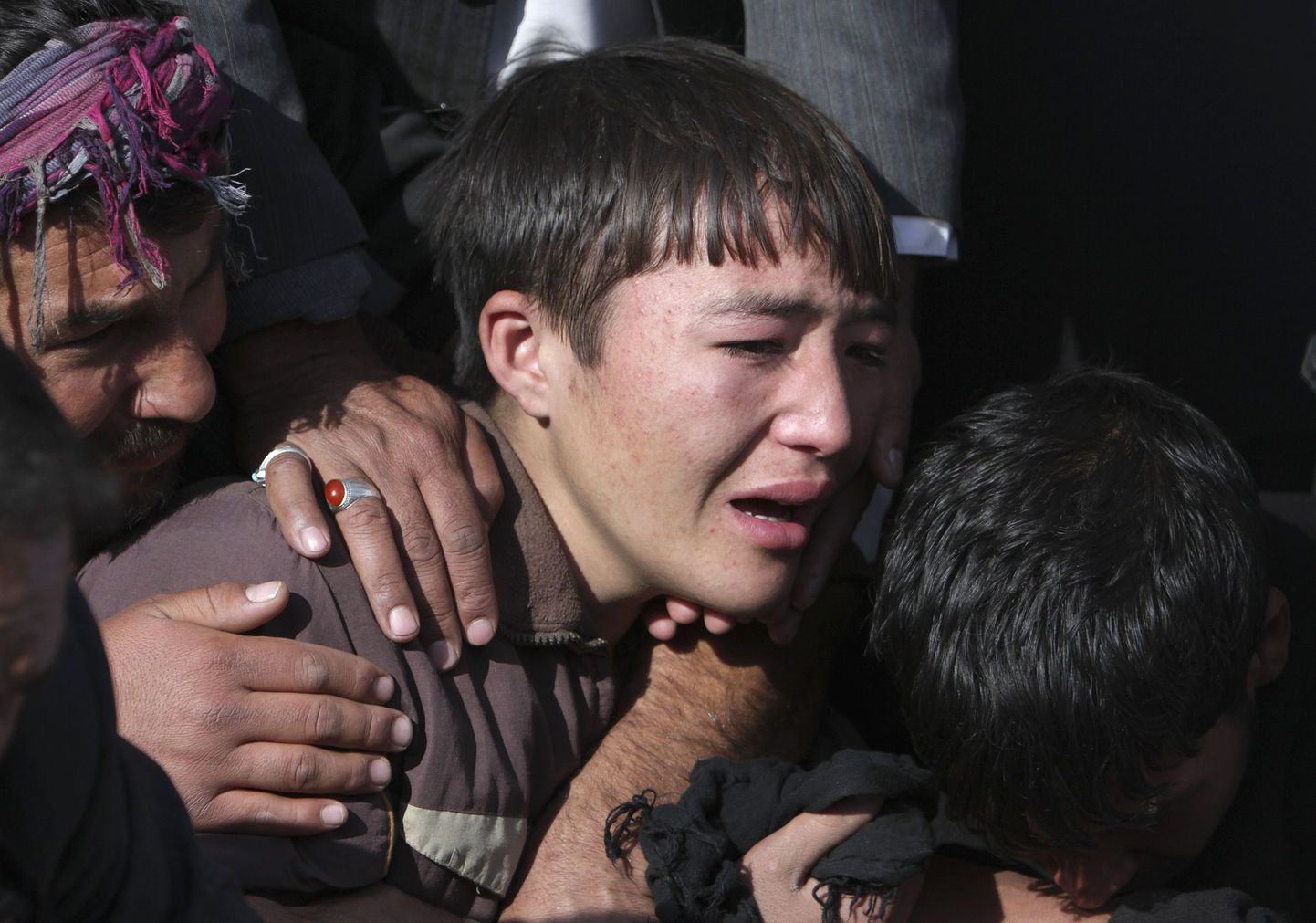 Mässuliste pommirünnakus hukkunud afgaani matused.
