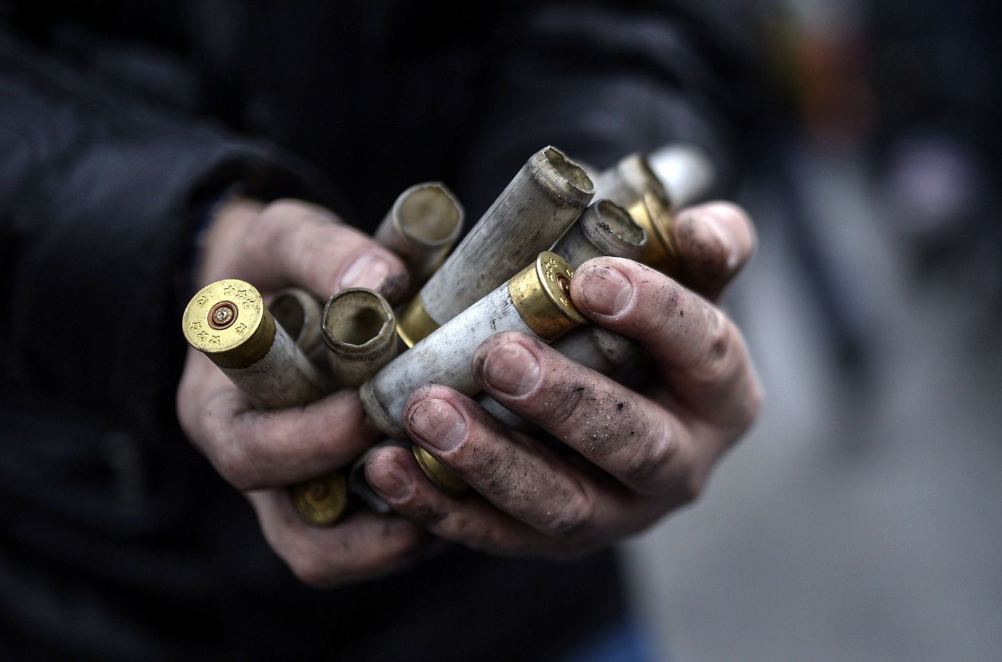 Valitsusvastane aktivist näitab tühje padrunikesti, mis pärinevad korrakaitsejõudude relvadest, mida nad kasutavad Kiievis euromaidanil.